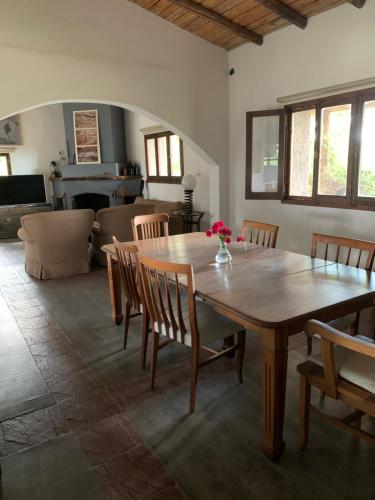 圣拉斐尔SANTA MARIA REINA的一间带木桌和椅子的用餐室