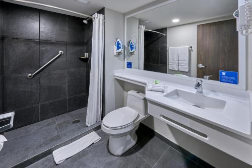 墨西哥城City Express by Marriott CDMX La Villa的浴室配有卫生间、盥洗盆和淋浴。