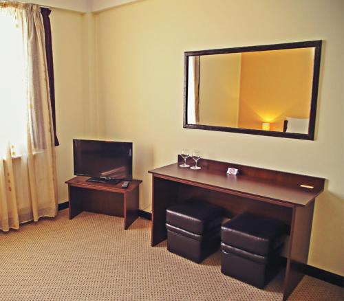 巴亚马雷Cazare Karmina的酒店客房配有书桌和镜子