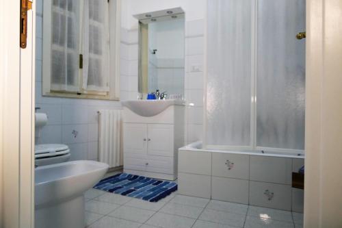 SternatiaB&B Amèsa的一间带水槽、浴缸和卫生间的浴室