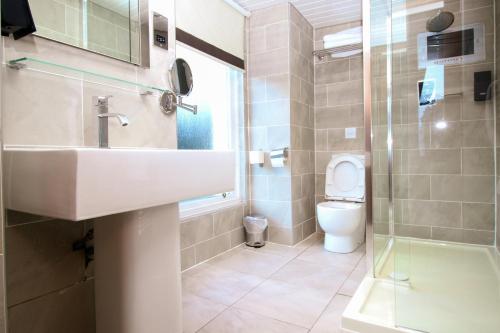 橡果国际酒店的一间浴室