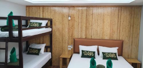 考索The Royal Bamboo Lodges - SHA Certified的木墙客房的两张双层床