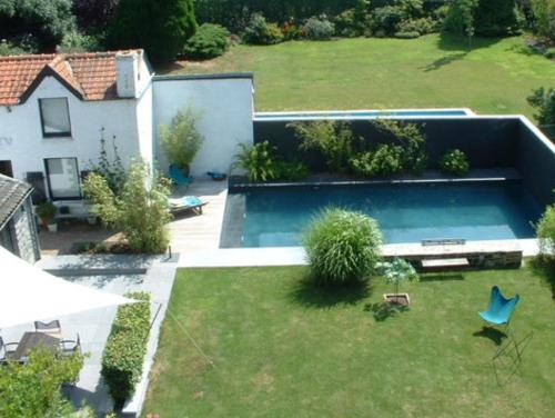 普罗丰德维耶拉鲁勒住宿加早餐酒店的后院的空中景观,设有游泳池