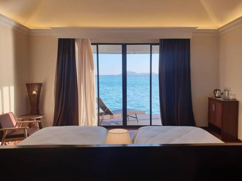 仙本那Sea Star Resort Semporna的酒店客房享有海景