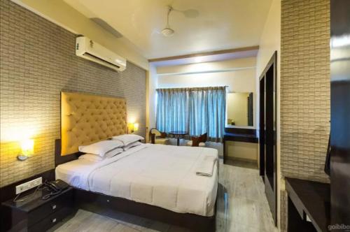 索拉普Hotel Vaishnavi的卧室配有一张白色大床