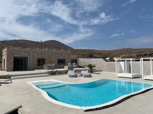 FoinikiáVilla Beltramo Santorini 2 bedroom private pool villa的露台顶部的游泳池