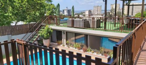马普托1109宾馆的带阳台的大楼,设有游泳池