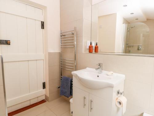 塔博雷Chapel Cottage的白色的浴室设有水槽和镜子