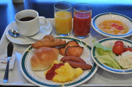 松山Smile Hotel Matsuyama的托盘,包括早餐食品和桌上的饮料