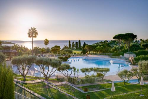 阿盖Village Pierre & Vacances Cap Esterel - Saint Raphaël Village的享有度假村游泳池的空中景致,背景为大海