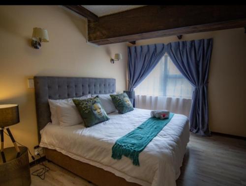 威廉王城BougainVilla Guest House的一间卧室设有一张大床和窗户