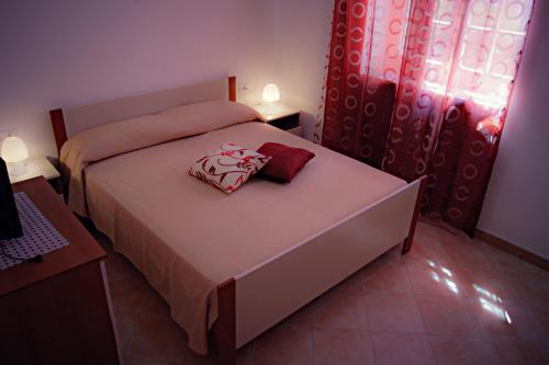 玛丽娜迪曼卡维萨Ville Mancaversa的一间卧室配有床和红色窗帘