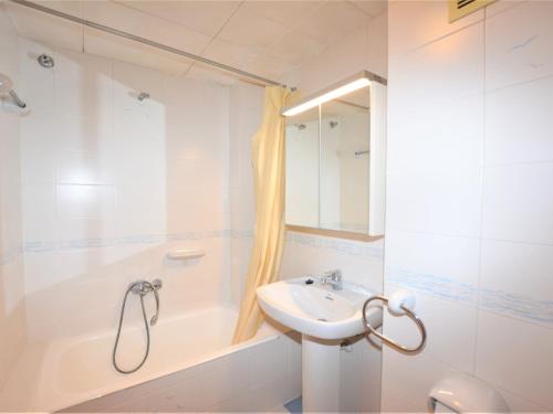 卡拉费尔Villa Service - Lindamar 1º 2ª的白色的浴室设有水槽、浴缸和水槽。