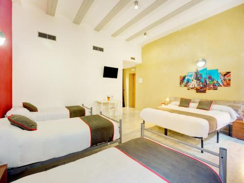 卡迪瓦Casa Del Cigroner的一间设有两张床和电视的房间