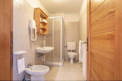 圣马蒂诺-迪卡斯特罗扎克拉伯公寓式酒店的浴室配有卫生间、盥洗盆和淋浴。