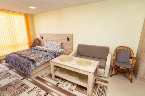 克尔贾利Стая за гости Пентагона的卧室配有1张床、1张桌子和1把椅子