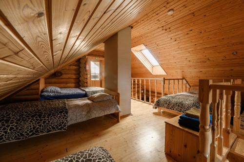 奥泰佩努斯塔库旅馆的小木屋内带两张床的房间