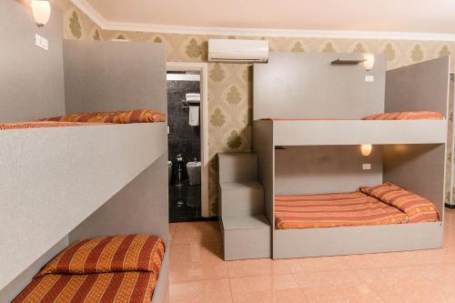 美丽旅舍客房内的一张或多张床位