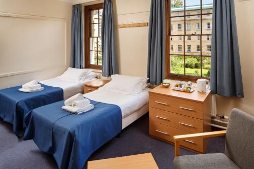 剑桥剑桥基督学院住宿加早餐旅馆的酒店客房设有两张床和窗户。