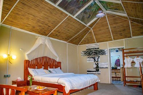 SekenaniMara Chui Eco-Resort的一间带一张床铺的卧室,位于带天花板的房间内