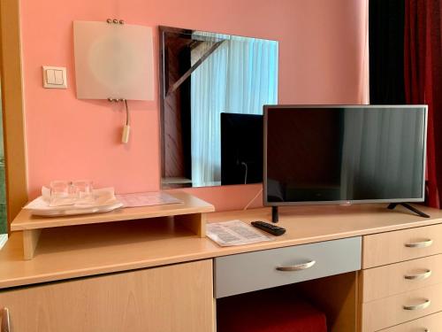 萨拉热窝Hotel Brkic的房间里的梳妆台上的电视