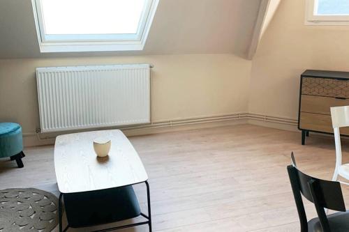 科德里Caudry : Appartement spacieux plein centre的客厅配有白色的桌子和椅子