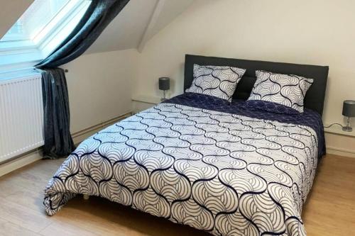 科德里Caudry : Appartement spacieux plein centre的一间卧室设有一张大床和一个窗户。