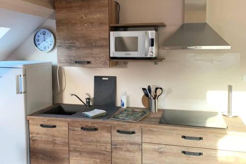 科德里Caudry : Appartement spacieux plein centre的厨房配有水槽和微波炉