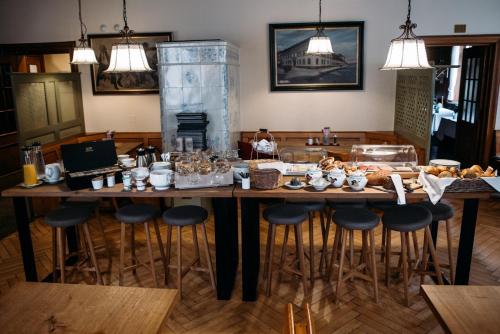 伊尔姆河畔普法芬霍芬米乐博酒店的一张桌子,上面有食物,还有酒吧凳子