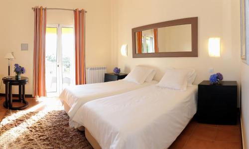 圣达塞拉金塔大科瓦多米尔霍酒店的卧室配有一张白色大床和镜子