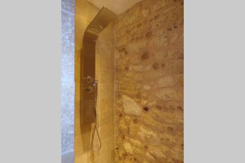 圣吉尔Solimany的带淋浴的浴室(带石墙)