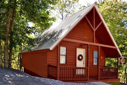 加特林堡Mountain Romance的一间红色的小小屋,设有 ⁇ 帽屋顶