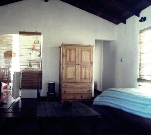 坦迪尔CABAÑAS TRUDY TANDIL的一间卧室配有一张床和一扇木门