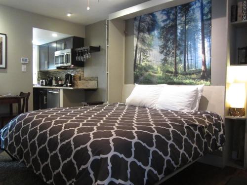 南太浩湖Gondola Lodge的一间卧室设有一张大床和大窗户