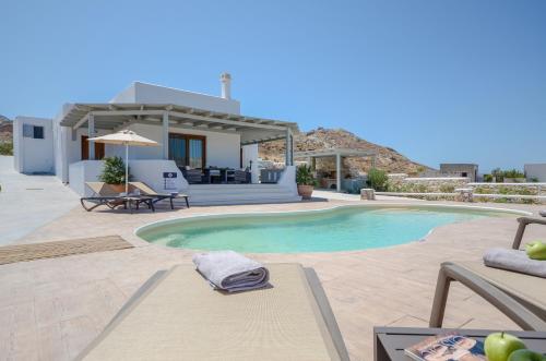 加里尼Naxos Secret Paradise Villa的一座带游泳池和房子的别墅