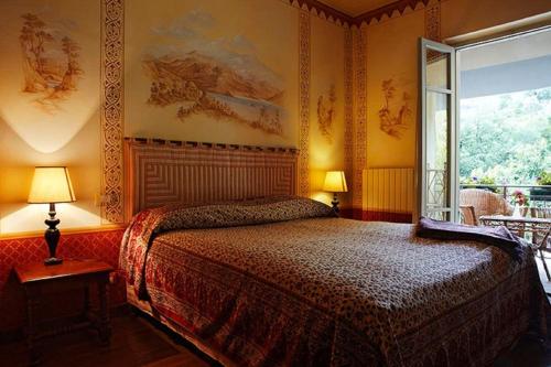 LuniAgriturismo La Carreccia的一间卧室设有一张床和一个大窗户