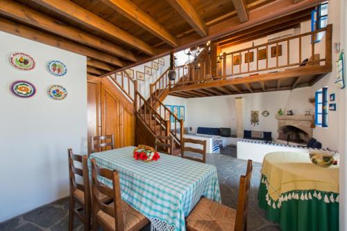 卡拉索斯利特萨度假屋的一间带桌子和楼梯的用餐室