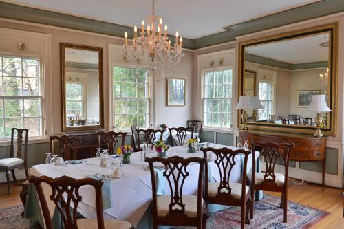 夏洛特The Morehead Inn的一间带桌子和钢琴的用餐室