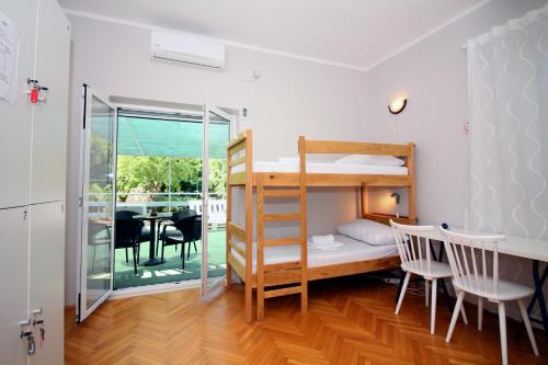 迪斯诺Hostel Marko的客房设有双层床和桌椅。