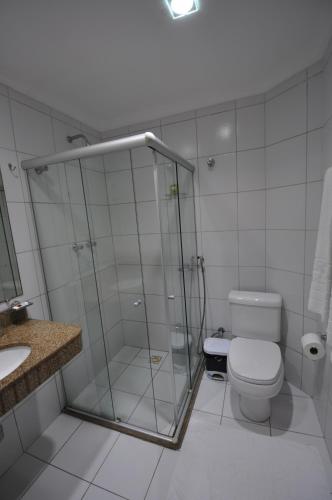 伊列乌斯巴拉维恩托普拉亚酒店的带淋浴、卫生间和盥洗盆的浴室