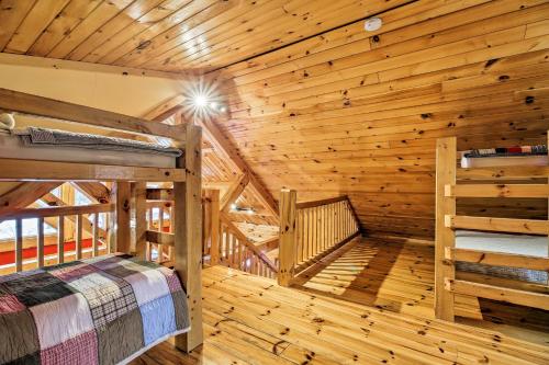 Ski Lodge Mtn Retreat with Fire Pit, Deck and Views!客房内的一张或多张双层床