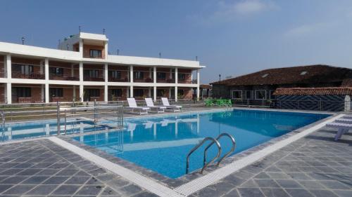 Babai Resort Pvt Ltd内部或周边的泳池