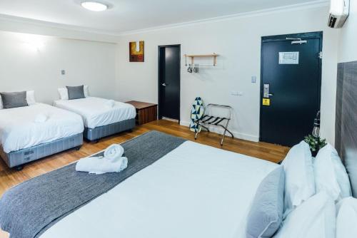 UNO Hotel Sydney客房内的一张或多张床位