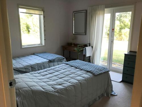 TamahereFieldays Dream的卧室设有两张床,带窗户