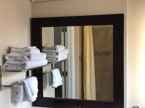 安大略美国旅馆的浴室里一面镜子,里面装有一堆毛巾