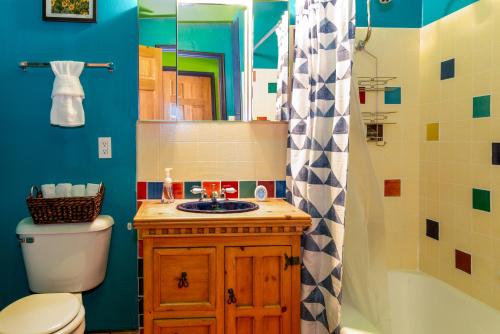 二十九棕榈村Chuck's Cabin in a Joshua Tree Community的一间带水槽、卫生间和淋浴的浴室