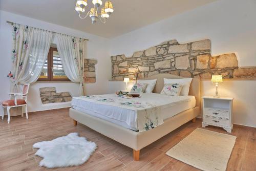 利兹扬Munat in Ližnjan * Istrien的一间卧室设有一张带石墙的大床