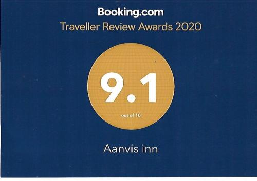 乌提Aanvis inn的黄色圆圈读旅行评审奖的标志