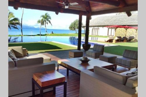 太平洋港Villa Takali - CFC Certified的带沙发的客厅,享有海景