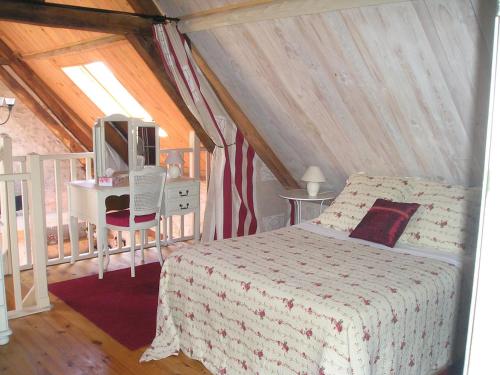 HautefortThe Cottage的阁楼上一间卧室配有床和书桌
